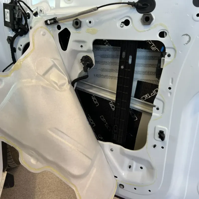 Match Lydoppgraderingspakke VW Transporter T7 Match DSP-forsterker, basskasse og høyttalere. Kan benyttes i både 2- og 3-seters utgave.